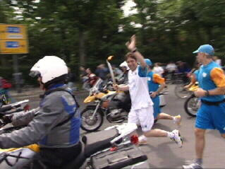 Andreas Franke mit dem olympischen Feuer