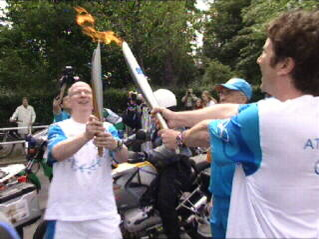 Andreas Franke mit dem olympischen Feuer